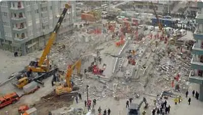 Рухна жилищен блок в Истанбул, над 20 души може да са под развалините