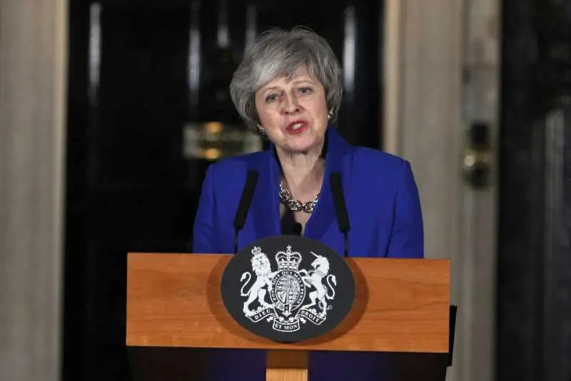 Висши членове на британския кабинет очакват Тереза Мей да подаде оставка лятото
