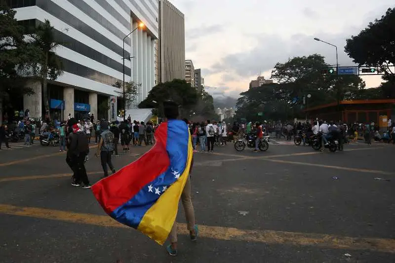 Рухване на властта или изолация - кои са възможните сценарии за Венецуела?