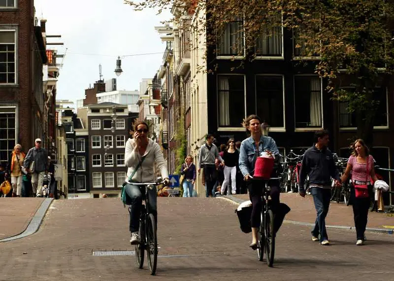 Караш колело и зяпаш в телефона - Холандия ще го забрани