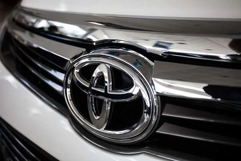 Слаби продажби в САЩ свиват печалбата на Toyota