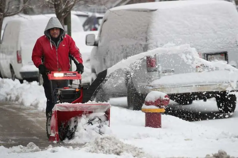 Хиляди полети са отменени и стотици училища затворени заради снежна буря в САЩ