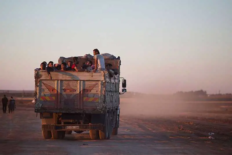 Камиони с цивилни напуснаха последния район под контрола на Ислямска държава в Източна Сирия
