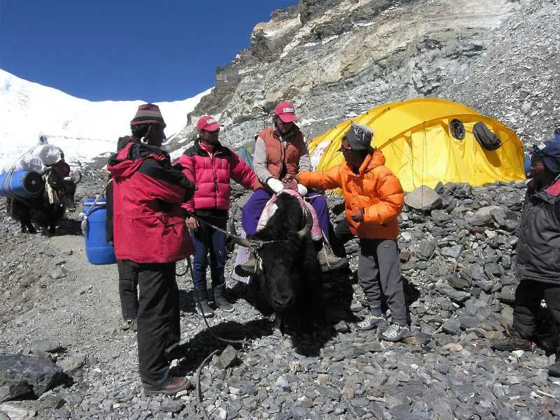 Китай затвори за туристи базовия лагер на Еверест