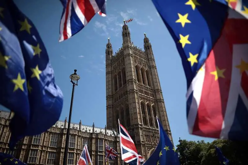 Три предложения за промяна в плана на Мей за Брекзит на дневен ред в британския парламент. Едно от тях - за отлагане
