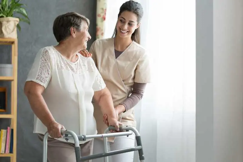 Безплатна медицинска сестра у дома за неподвижни стари хора