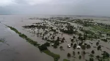 Мощен циклон удари Мозамбик и помете пристанищен град (видео)