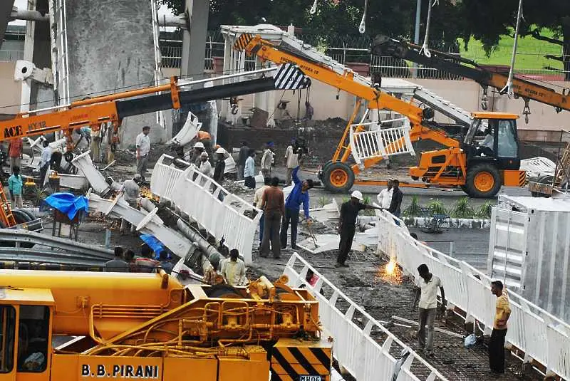 Пешеходен мост се срути в Индия. Най-малко 5 жертви, над 30 са ранени