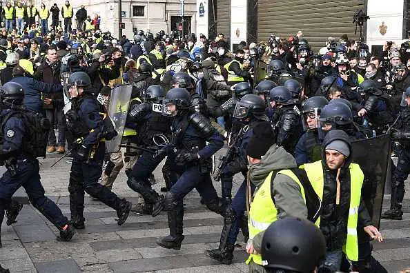 Тежки сблъсъци между полиция и жълти жилетки в Париж, демонстранти опустошават магазини, подпалиха и банка