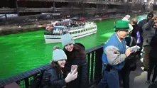 Реката в Чикаго позеленя по случай Деня на Свети Патрик