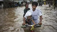 77 са вече жертвите на тежките наводнения в Индонезия