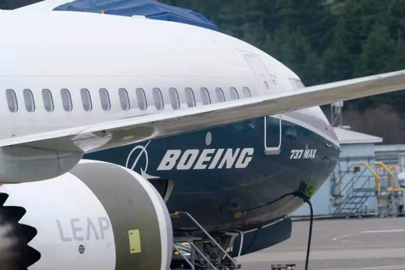 Boeing 737 Max 8 кацна аварийно след проблем с двигателя