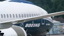 Boeing 737 Max 8 кацна аварийно след проблем с двигателя