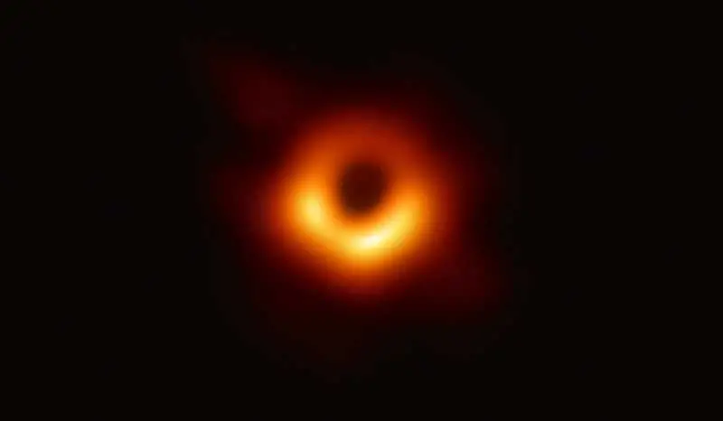 Показаха първата снимка на черна дупка 