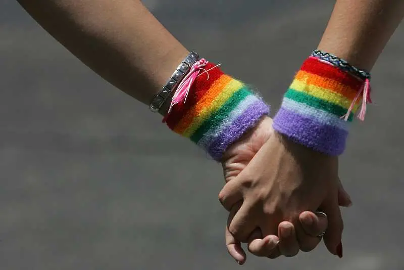 Бруней въвежда нови закони, според които хомосексуалистите и прелюбодейците ще бъдат наказвани с убийство с камъни