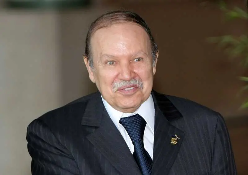 Президентът на Алжир Бутефлика подаде оставка след натиск от военните