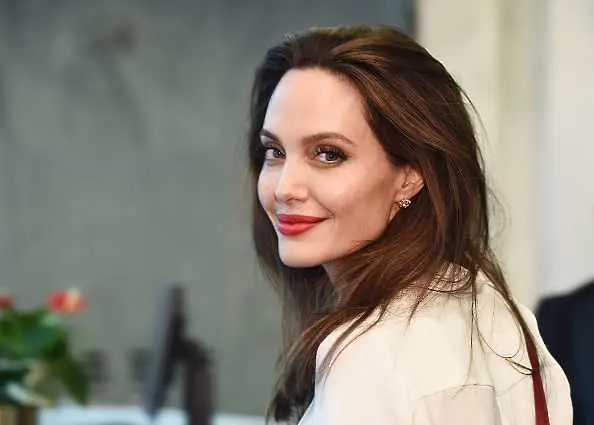 Анджелина Джоли си смени фамилията