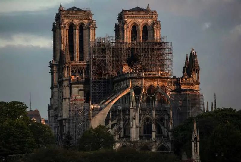 Франция обяви международен конкурс за възстановяването на кулата стрела на Нотр Дам