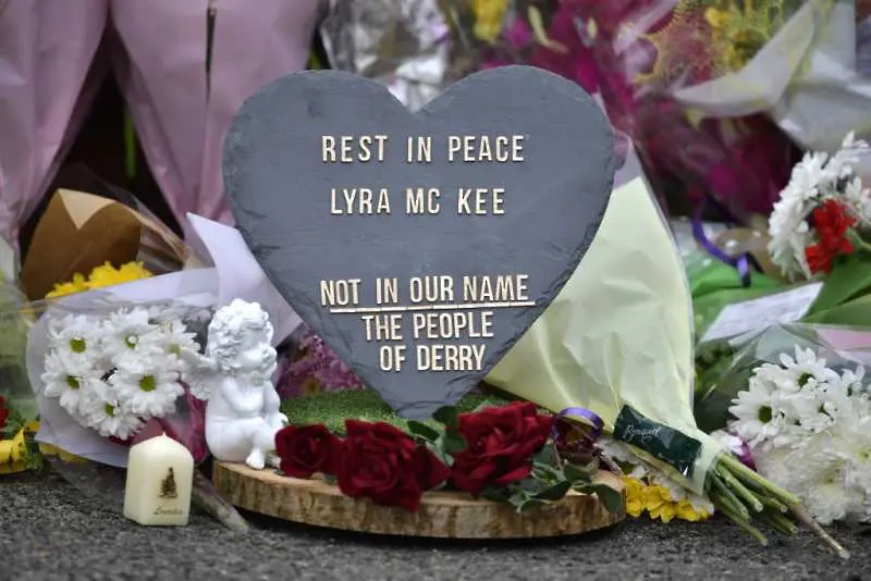 Двама са задържани след убийството на журналист в Северна Ирландия