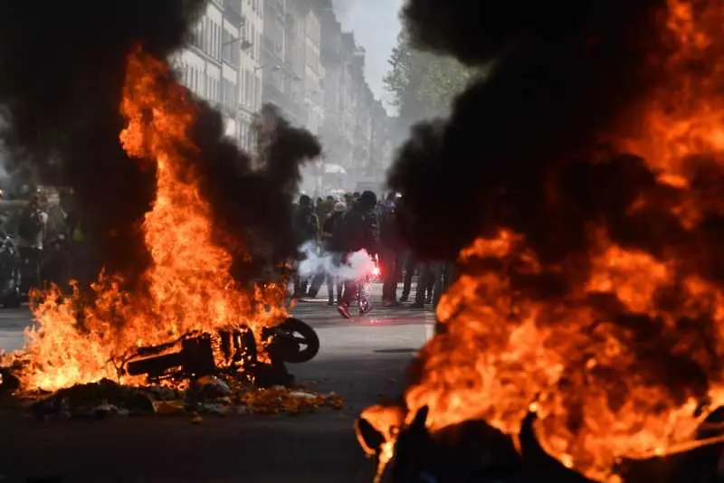 Сблъсъци и арести в Париж при нова демонстрация на жълтите жилетки (снимки)