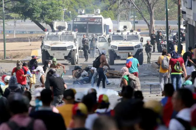 Двама убити и десетки ранени по време на протестите в Каракас