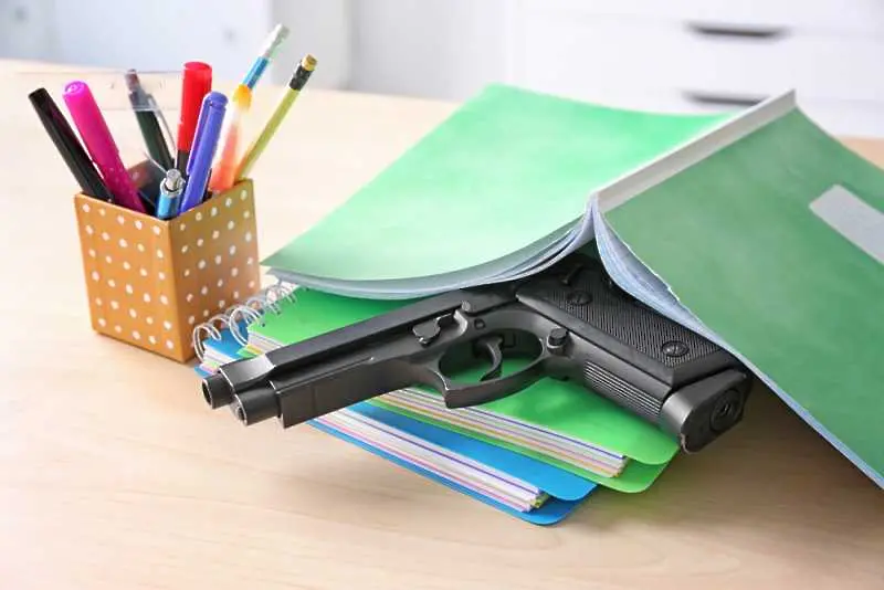 Учителите във Флорида вече могат да носят оръжие в клас