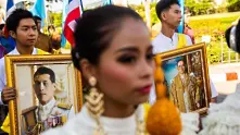 Кралят на Тайланд се ожени за шефка от охраната си