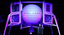Шефът на Амазон Джеф Безос показа макет на лунен апарат, наречен Блу муун
