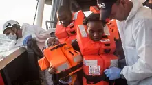  Десетки мигранти слязоха на италианския бряг на остров Лампедуза въпреки забраната на Матео Салвини