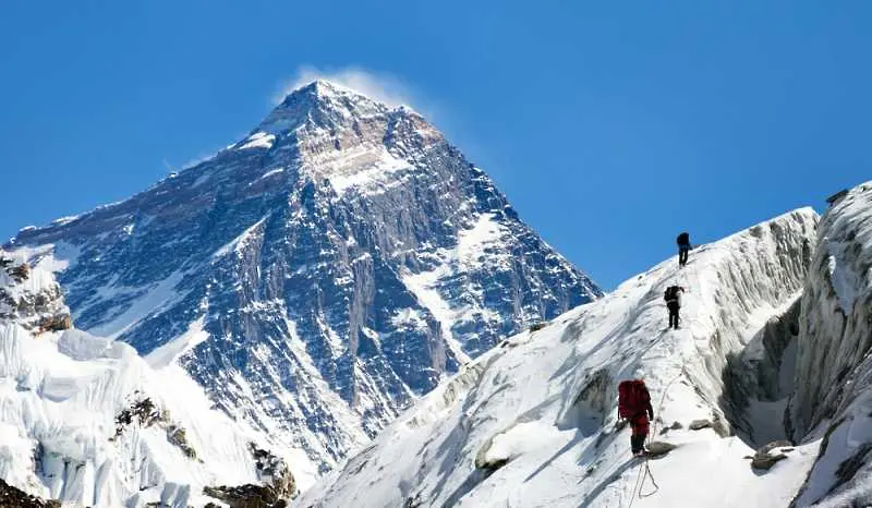 Задръстване на Еверест отне живота на седем алпинисти