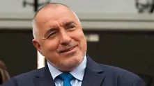 Борисов на колела, показва на министри къде е играл като малък (видео)
