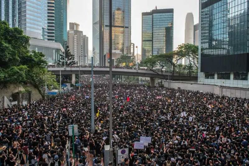 Протестиращи заляха улиците на Хонконг с нова решимост и още по-дълъг списък с искания