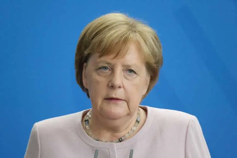 Ангела Меркел отново се разлюля на официално  събитие в Берлин