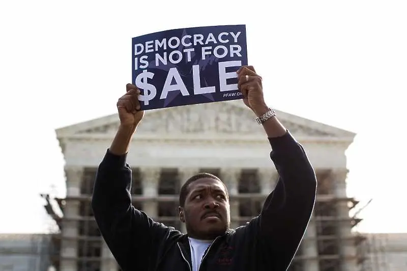Проучване: Едва половината от хората по света смятат, че живеят в демокрация 