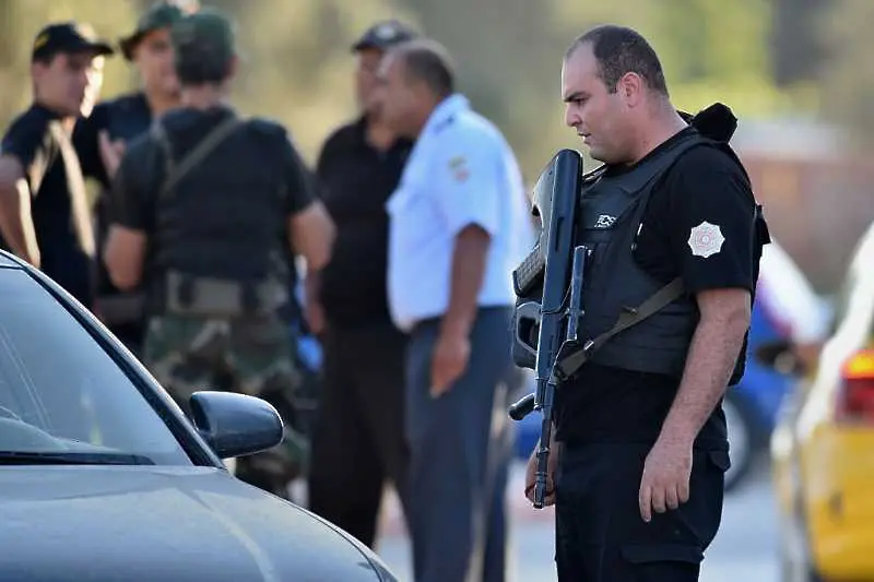 Един убит и осем ранени при два самоубийствени атентата в Тунис