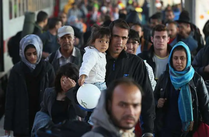 Почти един милион мигранти в ЕС в ничия земя, чакат решение по молбите си за убежище