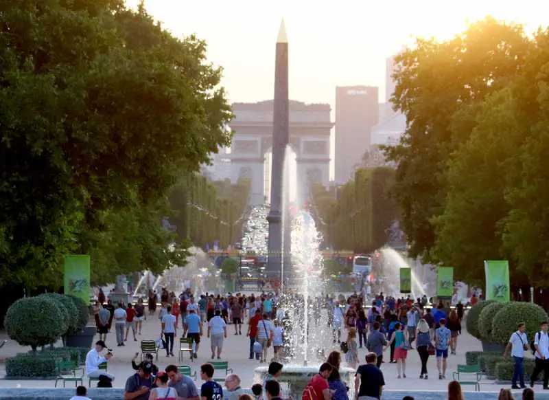 Франция се готви за 40-градусови жеги, въвеждат 900 прохладни зони в Париж