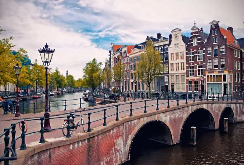 Първата жена кмет на Амстердам замисля промени за квартала на Червените фенери