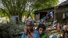 Десетки жертви и милиони пострадали при наводненията в Индия и Непал