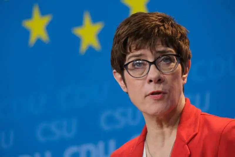 Анегрет Крамп-Каренбауер ще замени Усрула фон дер Лайен като министър на отбраната на Германия