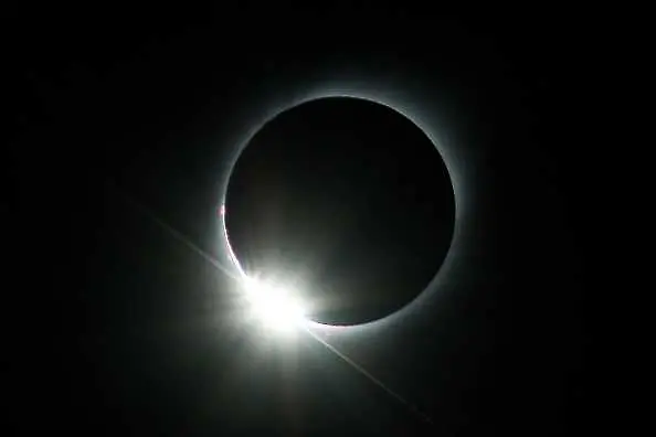 В този миг Земята, Луната и Слънцето са подредени на една линия. Снимка: Guliver/ Getty Images