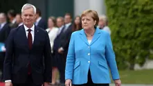 Меркел пак трепери на официална церемония