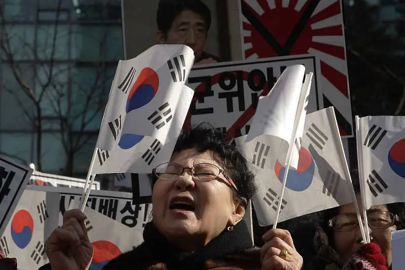 Възрастен мъж почина, след като се самозапали пред японското посолство в Южна Корея