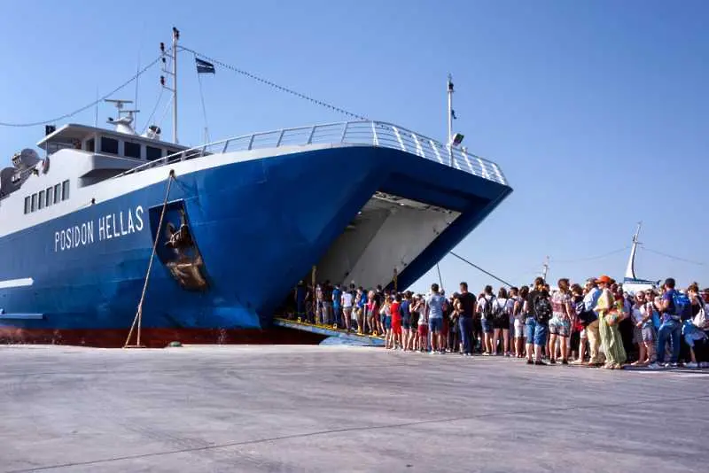 Фериботите в Гърция остават на сушата заради стачка