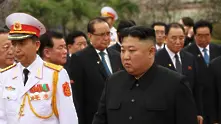 Севернокорейският лидер  Ким Чен-ун инспектира  нова подводница
