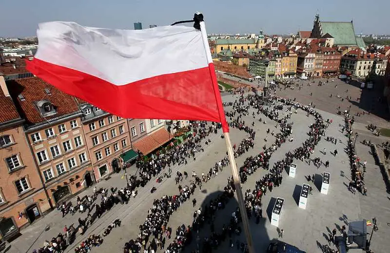 Полша освобождава младите хора от данък върху доходите в опит да спре изтичането на мозъци 