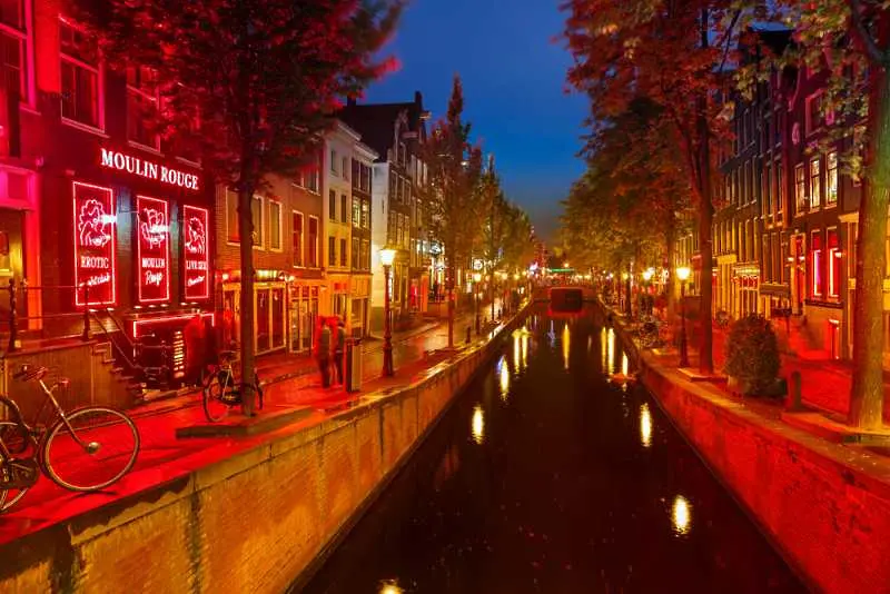 Проститутките в Амстердам са против закриването на Квартала на червените фенери