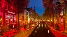Проститутките в Амстердам са против закриването на Квартала на червените фенери