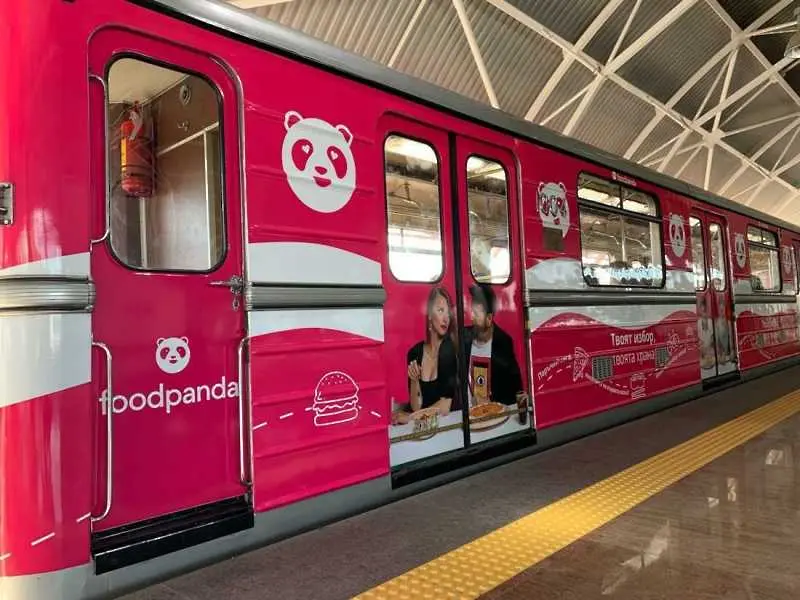 Розова мотриса в софийското метро