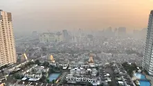 Какво прави това селце на покрива на небостъргач в азиатски мегаполис?